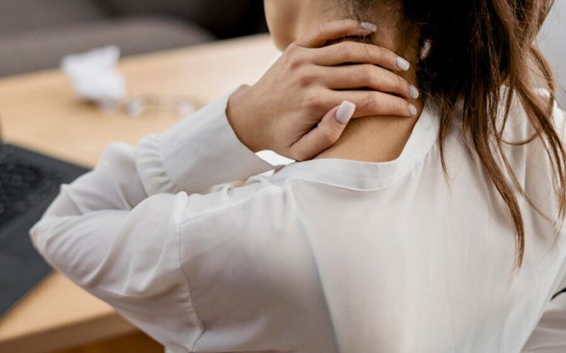 mujer-joven-dolor-cuello-mientras-trabajaba-casa_23-2148813182