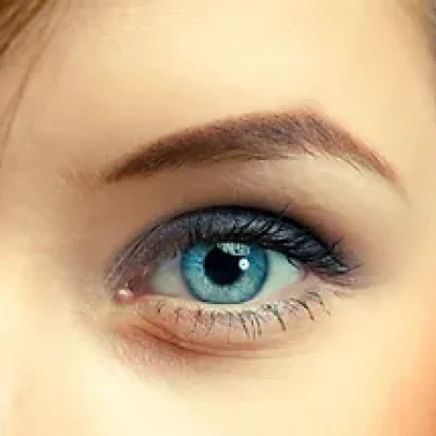 ojo azul femenina